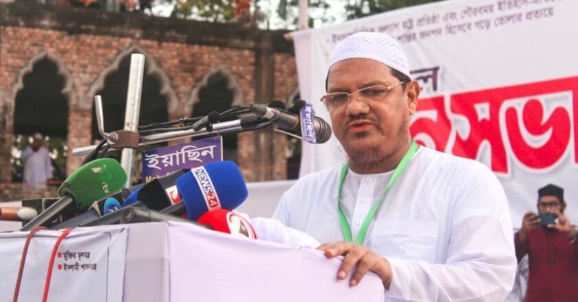 পাথর মেরে মানুষ হত্যার ইতিহাস আর রচনা করতে চাই না : চরমোনাই পীর