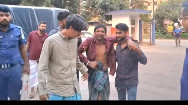 মানিকগঞ্জে অভিযোগের তদন্তকালে পুলিশে উপর হামলা