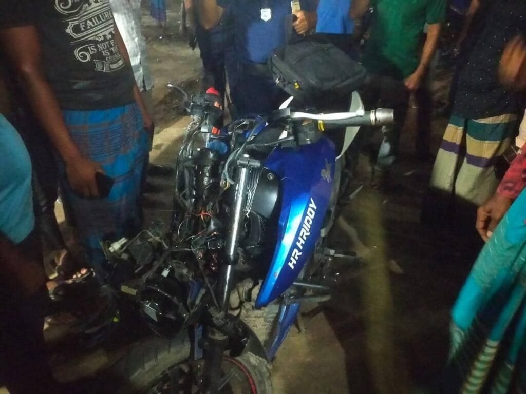 ঝিকরগাছায় ভ্যান-মোটরসাইকেলের মুখোমুখি সংঘর্ষে আহত ৪