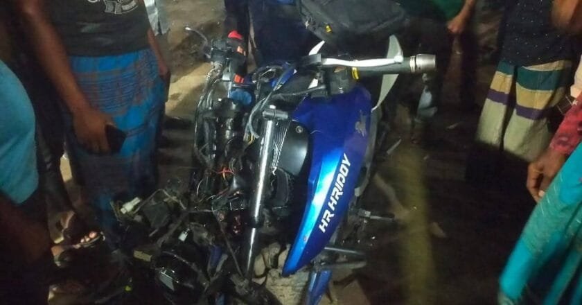 ঝিকরগাছায় ভ্যান-মোটরসাইকেলের মুখোমুখি সংঘর্ষে আহত ৪