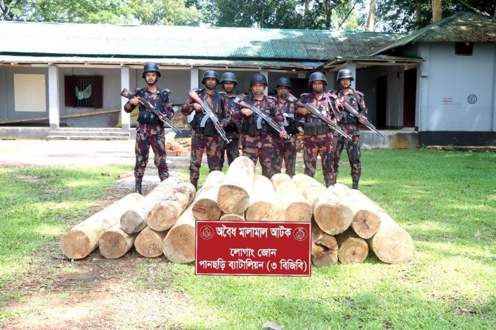 পানছড়িতে অবৈধ গোলকাঠ জব্দ করেছে ৩ বিজিবি