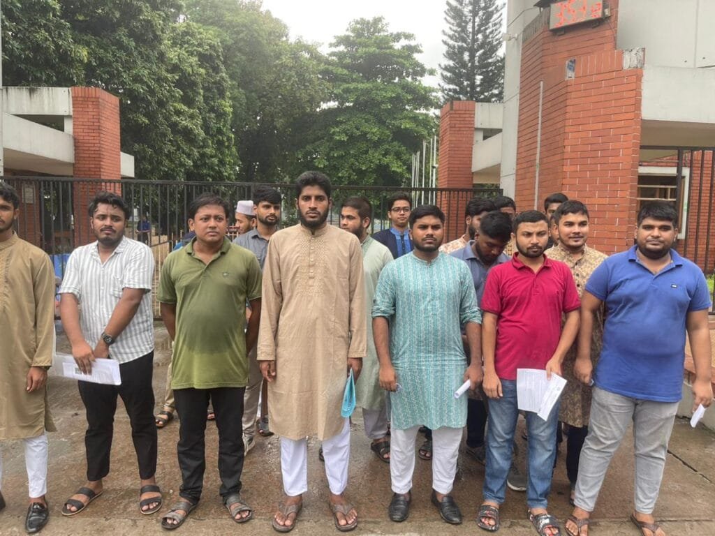 ইসলামী আরবি বিশ্ববিদ্যালয়ে নিয়োগ পরীক্ষা দিতে আসা প্রার্থীদের বিক্ষোভ