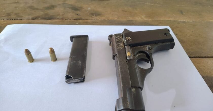 খুলনার ফুলতলায় পরিত্যক্ত অবস্থায় দেশি পিস্তল, গুলি ও ম্যাগাজিন উদ্ধার