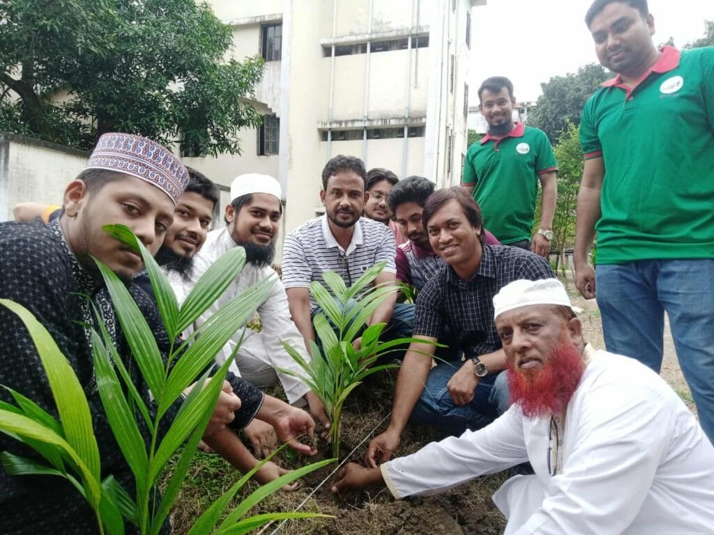 ইবির লালন শাহ হলে শতাধিক সুপারির চারা রোপণ
