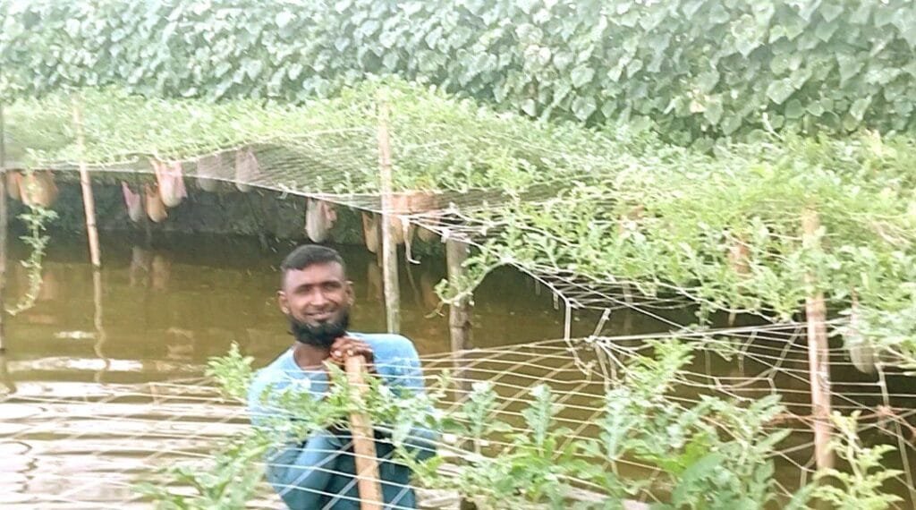অসময়ে তরমুজ চাষ করে স্বচ্ছল বেল্লাল
