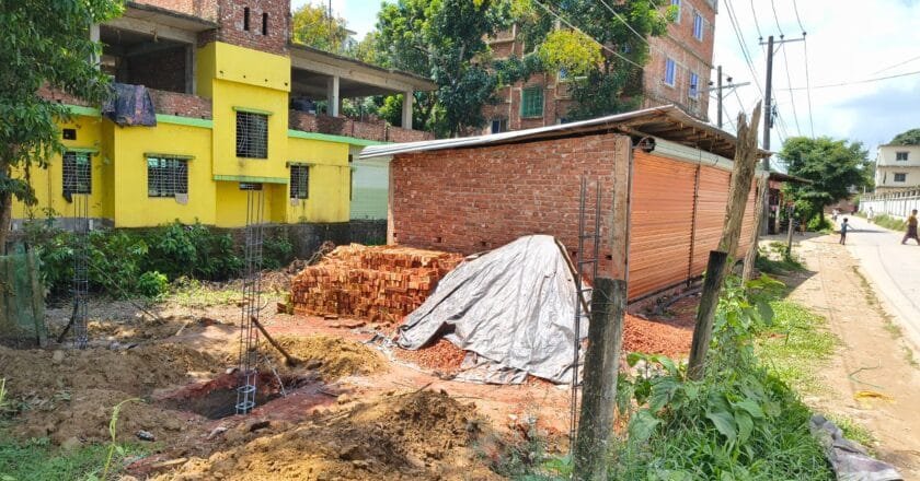 লোহাগাড়ায় স্কুলের জায়গা দখল করে স্থাপনা নির্মানের অভিযোগ