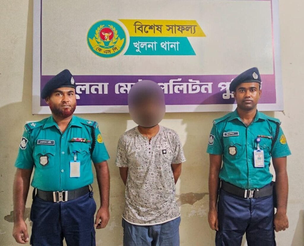 খুলনায় অস্ত্র-গুলিসহ যুবক গ্রেফতার