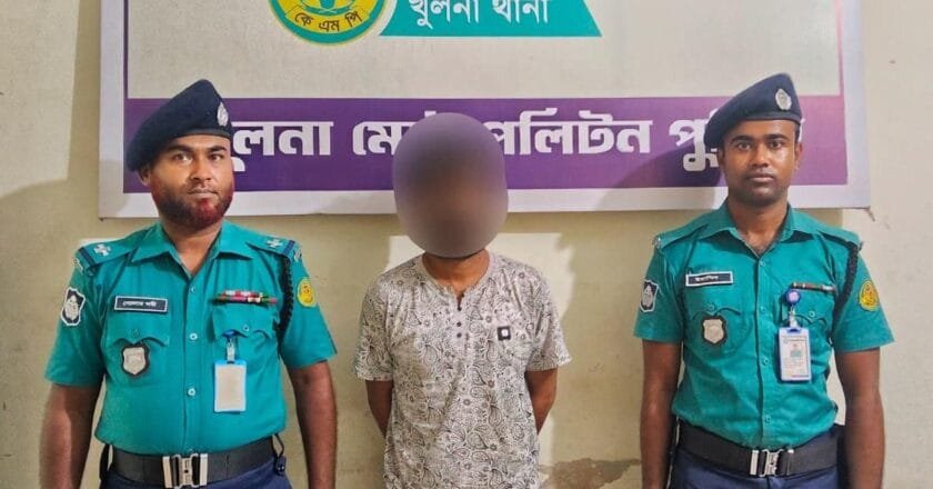 খুলনায় অস্ত্র-গুলিসহ যুবক গ্রেফতার