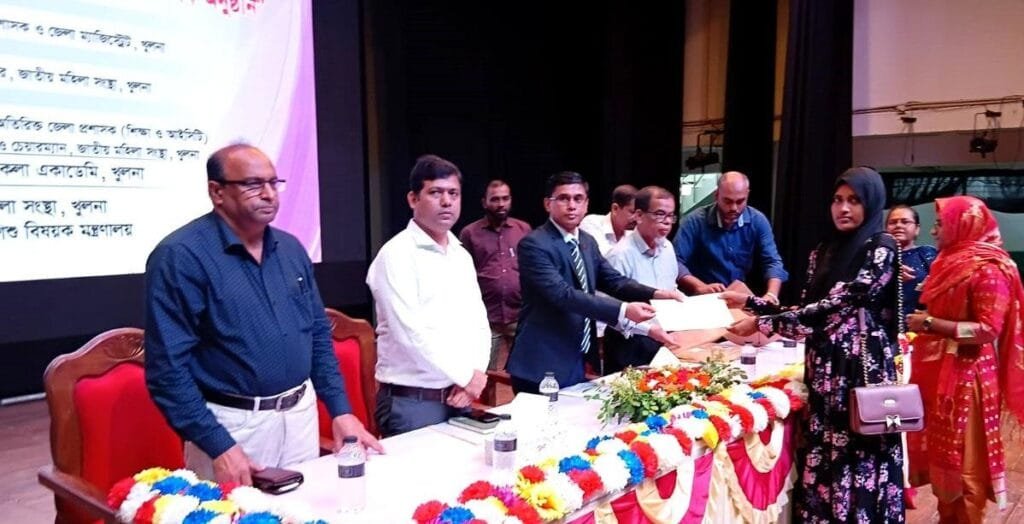 জাতীয় মহিলা সংস্থার উদ্যোগে প্রশিক্ষণার্থীদের মাঝে চেক বিতরণ