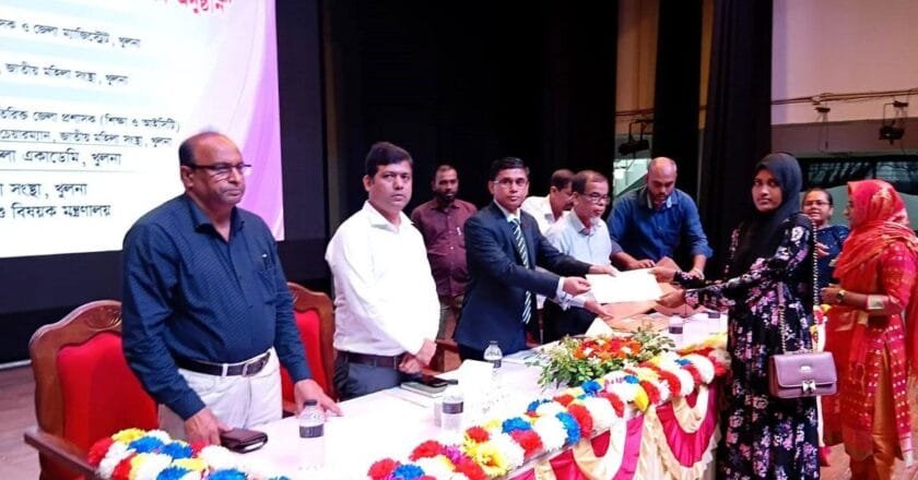 জাতীয় মহিলা সংস্থার উদ্যোগে প্রশিক্ষণার্থীদের মাঝে চেক বিতরণ