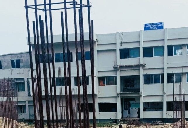 কয়রায় স্বাস্থ্যসেবার চরম সংকট; ৫০ শয্যার হাসপাতাল চলছে ১৯ শয্যায়