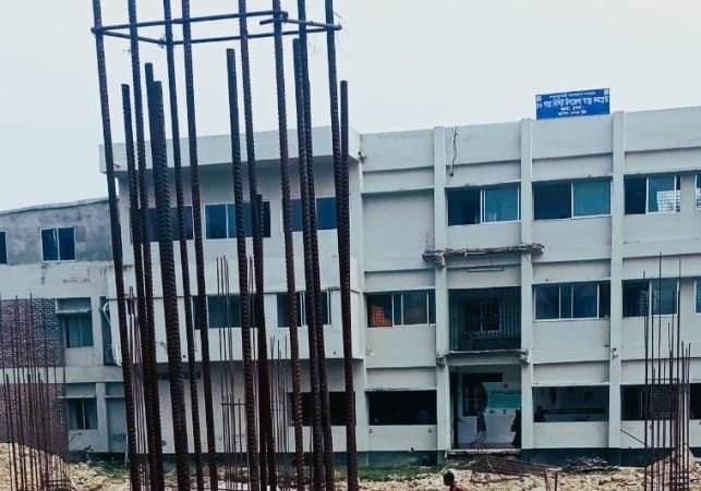 কয়রায় স্বাস্থ্যসেবার চরম সংকট; ৫০ শয্যার হাসপাতাল চলছে ১৯ শয্যায়