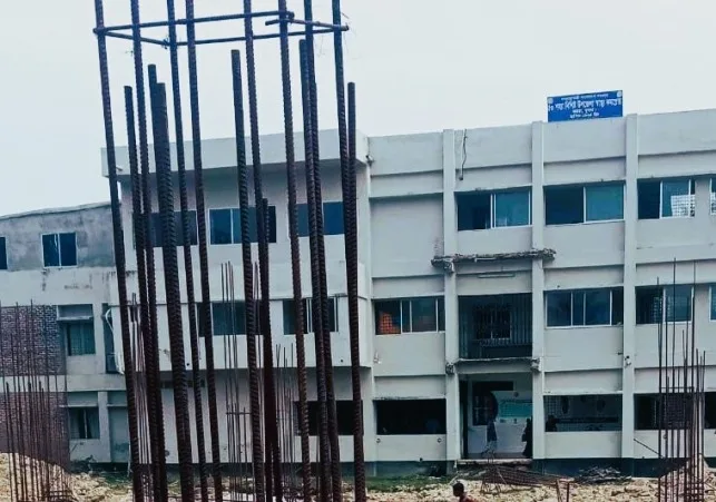 কয়রায় স্বাস্থ্যসেবার চরম সংকট; ৫০ শয্যার হাসপাতাল চলছে ১৯ শয্যায়