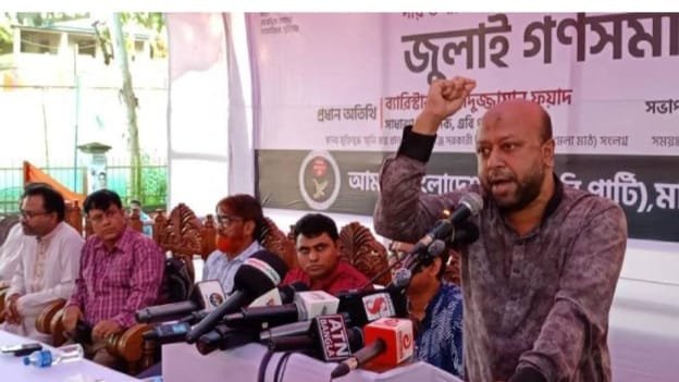 বাংলাদেশের স্বার্থে শত্রুপক্ষের সঙ্গে কোন আপোষ নয় || সেলিম মোল্লা | নিজস্ব প্রতিনিধি (মানিকগঞ্জ) || আমার বাংলাদেশ পার্টির (এবি পার্টি) কেন্দ্রীয় সাধারণ সম্পাদক ব্যারিস্টার আসাদুজ্জামান ফুয়াদ বলেছেন, এস আলমের টাকা শুধু শেখ হাসিনাই খায় নাই, দেশের অনেকেই খায়। বাংলাদেশের অনেক নেতারাই এস আলামের টাকায় ব্যবসা করছে। ছেলে মেয়েদের বিদেশে পড়ালেখা করাচ্ছে। সেই ব্যক্তিরা আয়াওয়ামী লীগকে পুনর্বাসন করতে চায়। যারা আওয়ামী লীগকে পুনর্বাসন করতে চায় তারা ১৪শ শহীদের রক্তের সাথে গাদ্দারী করবে। সেই গাদ্দারদের চিনতে হবে। শুক্রবার (২৬ সেপ্টেম্বর) বিকেলে মানিকগঞ্জে শহীদ স্মৃতিস্তম্ভে এবি পার্টির জেলা কমিটির উদ্যোগে আয়োজিত গণসমাবেশে তিনি এসব কথা বলেন। ব্যারিস্টার ফুয়াদ বলেন, আমাদের মোদ্দা কথা হচ্ছে বাংলাদেশের স্বার্থে শত্রুপক্ষের সঙ্গে কোনো আপোষ হবে না, দিল্লির আধিপত্য প্রশ্নে কোনো আপোষ হবে না। সে কংগ্রেসের নামে আসুক, বিজেপি'র নামে আসুক, গান্ধী পরিবারের নামে আসুক, মোদির নামে আসুক এ ব্যাপারে বাংলাদেশের স্বার্থে আমরা কোনো ছাড় দেব না। সমাবেশে এবি পার্টির মানিকগঞ্জ জেলার প্রধান সমন্বয়ক এডভোকেট রফিকুল ইসলাম জনির সভাপতিত্বে বক্তব্য রাখেন, এবি পার্টির কেন্দ্রীয় কমিটির যুগ্ম সাধারণ সম্পাদক আমিনুল ইসলাম, শ্যাডো কমিটি বিষয়ক সম্পাদক ব্যারিস্টার আব্বাস ইসলাম খান, ঢাকা মহানগর উত্তরের আহ্বায়ক সেলিম খান, এনসিপির মানিকগঞ্জ জেলা কমিটির প্রধান সমন্বয় অ্যাডভোকেট জাহিদ তালুকদার, গনঅধিকার পরিষদের জেলা সভাপতি মোঃ হাসান আলী, জুলাই যোদ্ধা আসাদুল্লাহ, রমজান মাহমুদ, শহীদ ছাদের পিতা মোঃ শফিকুল ইসলাম, হ্যাপি পার্টির জেলা সমন্বয়ক হায়দারুল হাবিব খান প্রমুখ।