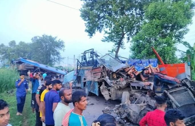 মানিকগঞ্জে বাস-ট্রাকের মুখোমুখি সংঘর্ষে চালকের পা বিচ্ছিন্ন, আহত ৪