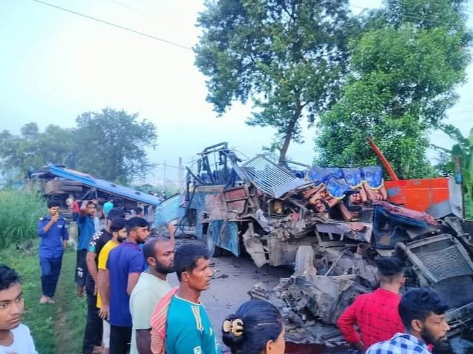 মানিকগঞ্জে বাস-ট্রাকের মুখোমুখি সংঘর্ষে চালকের পা বিচ্ছিন্ন, আহত ৪