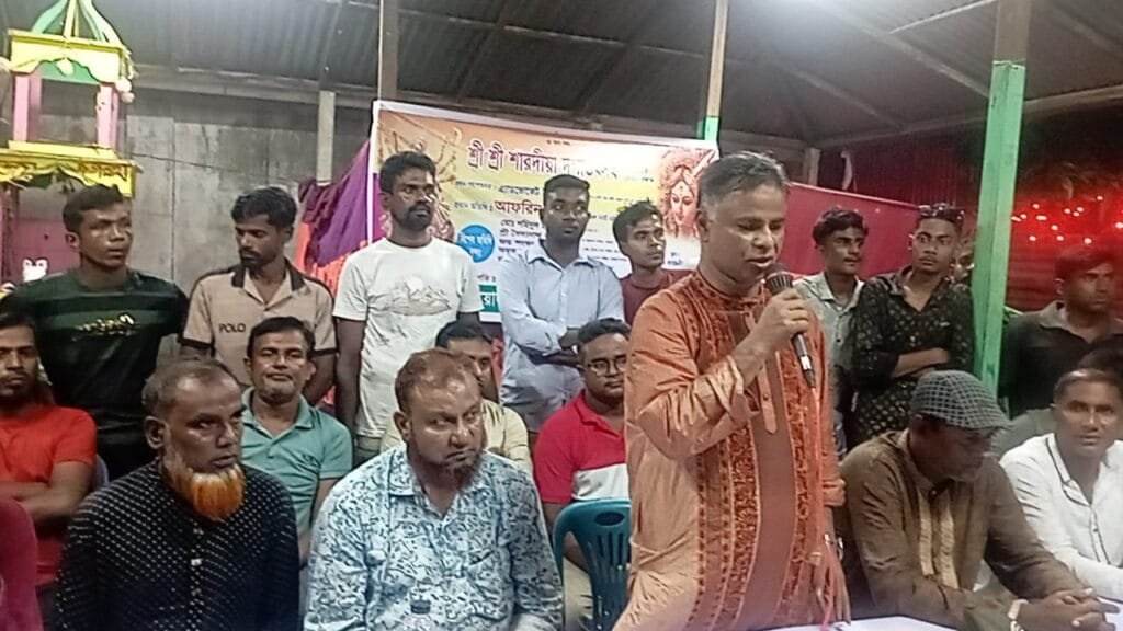 বেলকুচিতে আমিরুল ইসলাম খাঁন আলিমের পূজামণ্ডপ পরিদর্শন
