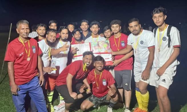মানিকগঞ্জে গিলন্ড ইউনাইটেড ক্লাব ফুটবলের ফাইনালে চ্যাম্পিয়ন তুষার মোল্লা দল