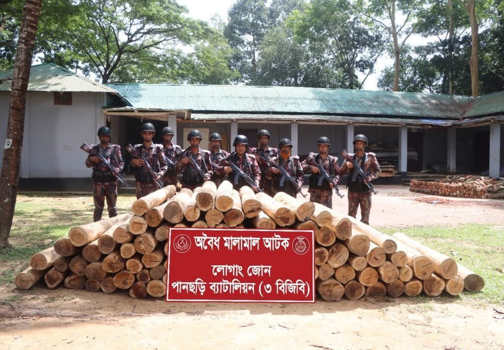 পানছড়িতে অবৈধ গোলকাঠ জব্দ করেছে ৩ বিজিবি
