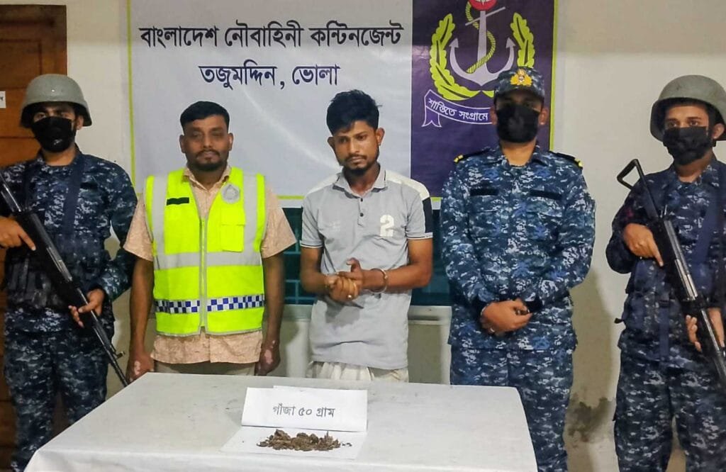 ভোলায় নৌবাহিনীর অভিযানে গাঁজাসহ বিক্রেতা আটক