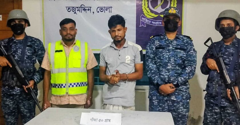 ভোলায় নৌবাহিনীর অভিযানে গাঁজাসহ বিক্রেতা আটক