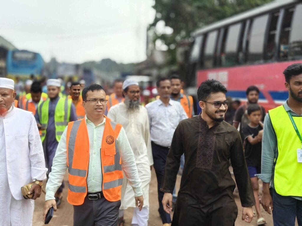নেত্রকোণায় বাস টার্মিনাল পরিচ্ছন্নতা অভিযানে এনসিপি নেতা ফাহিমের অংশগ্রহণ