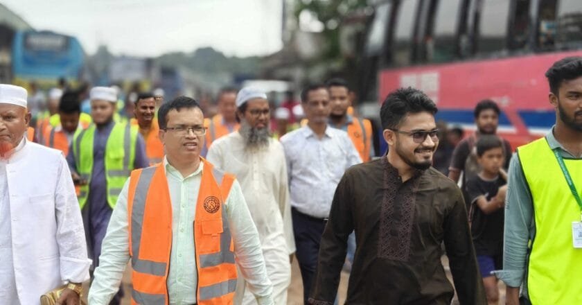 নেত্রকোণায় বাস টার্মিনাল পরিচ্ছন্নতা অভিযানে এনসিপি নেতা ফাহিমের অংশগ্রহণ