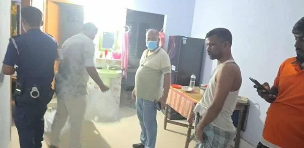 বগুড়ায় নিজ ঘর থেকে নারীর ঝুলে থাকা অর্ধগলিত মরদেহ উদ্ধার