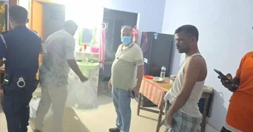 বগুড়ায় নিজ ঘর থেকে নারীর ঝুলে থাকা অর্ধগলিত মরদেহ উদ্ধার