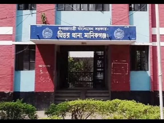 মানিকগঞ্জে পুলিশের গায়ে হাত তুললো বিএনপি নেতা