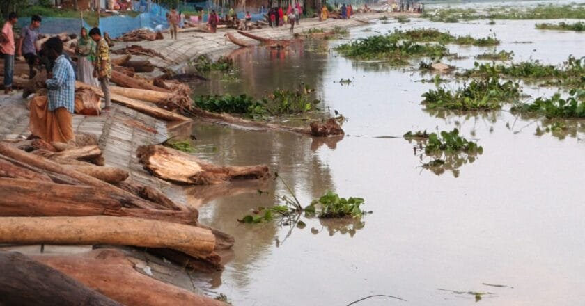 নাগেশ্বরীতে উজানের ঢলে ভেসে আসা কাঠ সংগ্রহ করতে গিয়ে যুবক নিখোঁজ‎