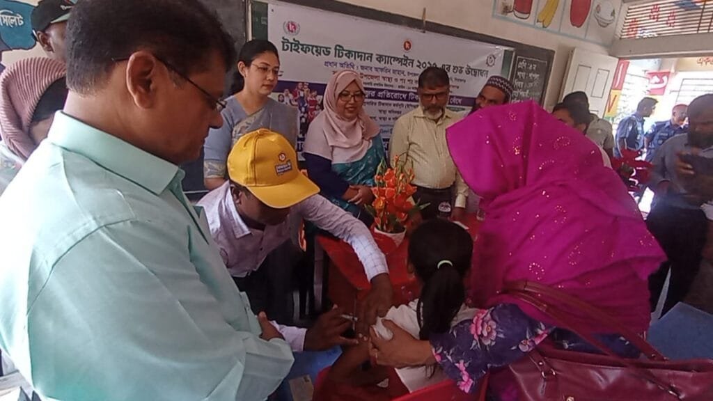 বেলকুচিতে টাইফয়েড টিকাদান ক্যাম্পেইনের উদ্বোধন