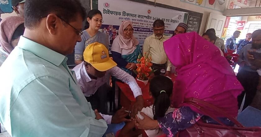 বেলকুচিতে টাইফয়েড টিকাদান ক্যাম্পেইনের উদ্বোধন