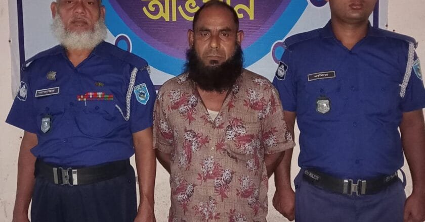 ফুলবাড়ীতে ভারতীয় মাদকদ্রব্য ‘Eskuf’সহ এক মাদক ব্যবসায়ী আটক