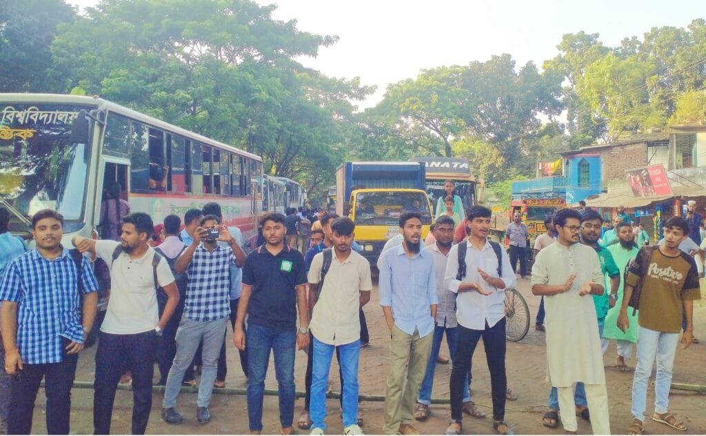 সংস্কারের দাবিতে ইবি শিক্ষার্থীদের মহাসড়ক অবরোধ