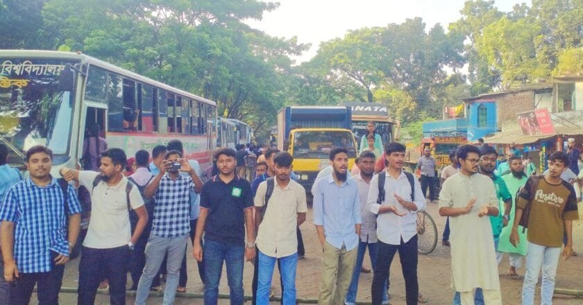 সংস্কারের দাবিতে ইবি শিক্ষার্থীদের মহাসড়ক অবরোধ