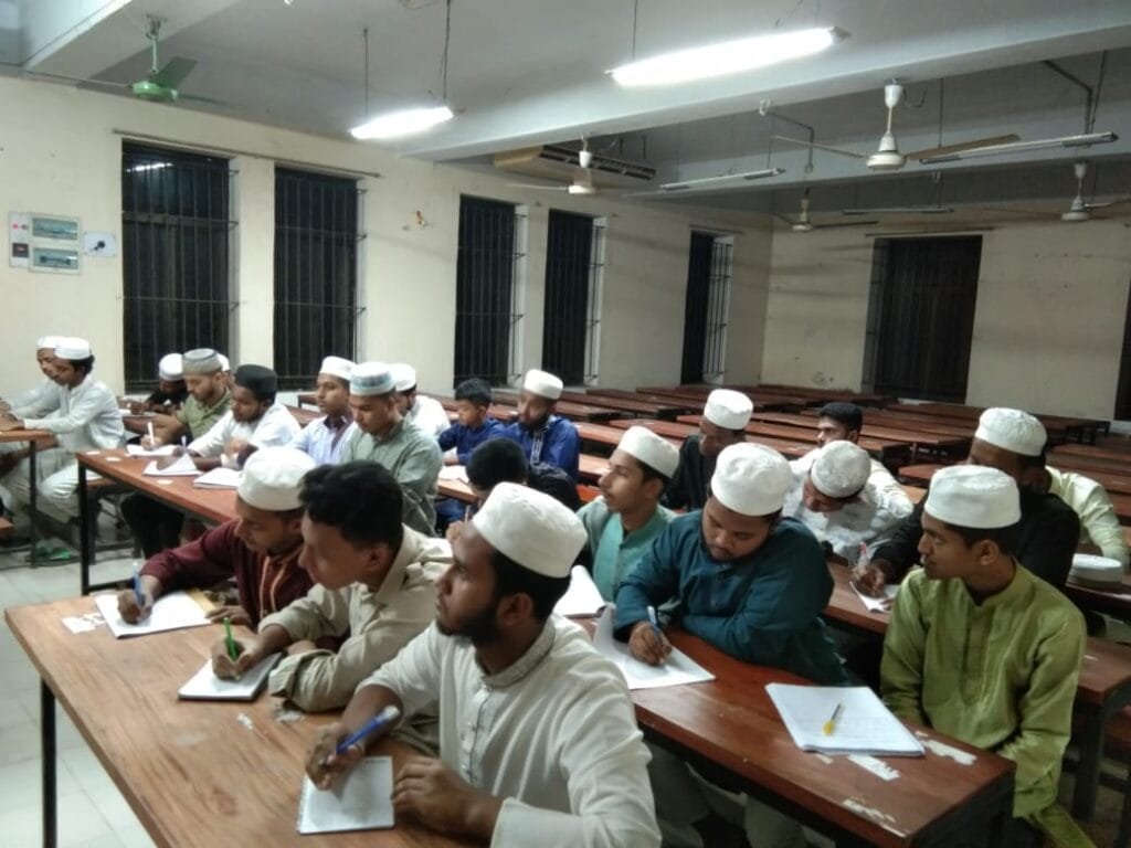 সকাল-রাতে নিয়মিত আরবি-ইংরেজি ক্লাসে শিক্ষার্থীদের আগ্রহ দিন দিন বাড়ছে