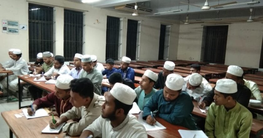 সকাল-রাতে নিয়মিত আরবি-ইংরেজি ক্লাসে শিক্ষার্থীদের আগ্রহ বাড়ছে