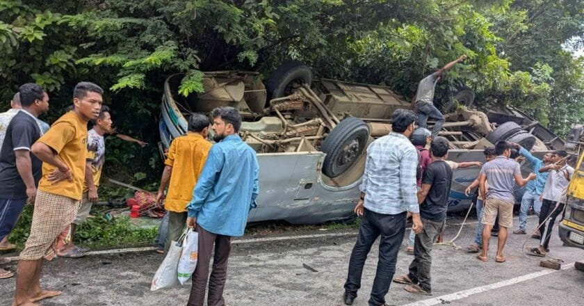 খাগড়াছড়িতে যাত্রীবাহী বাস উল্টে নিহত দুই ও আহত অন্তত ২০