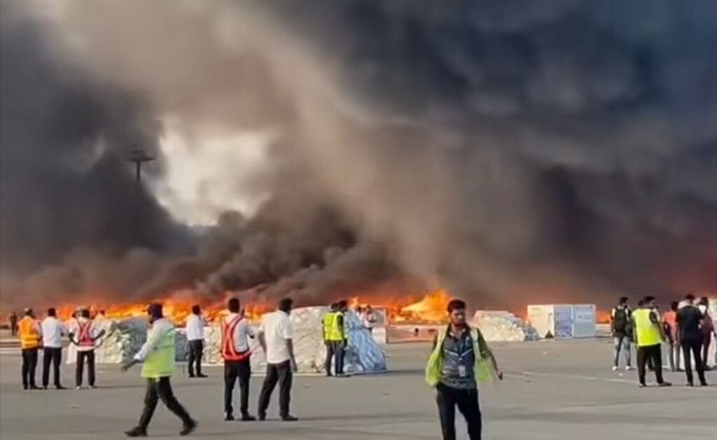 ঢাকার শাহজালাল আন্তর্জাতিক বিমানবন্দরের গোডাউন এলাকায় আগুন