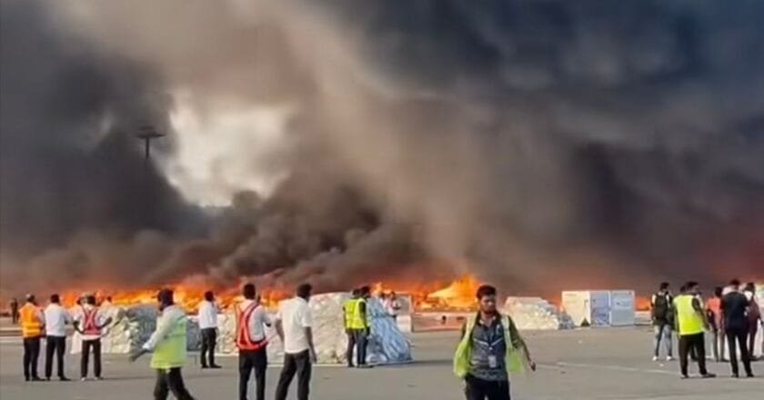 ঢাকার শাহজালাল আন্তর্জাতিক বিমানবন্দরের গোডাউন এলাকায় আগুন