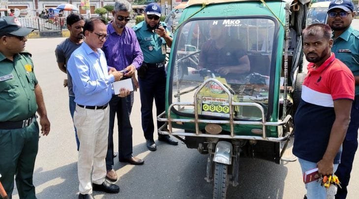 খুলনায় বহিরাগত ও অনিবন্ধনকৃত ইজিবাইক আটক অভিযান শুরু