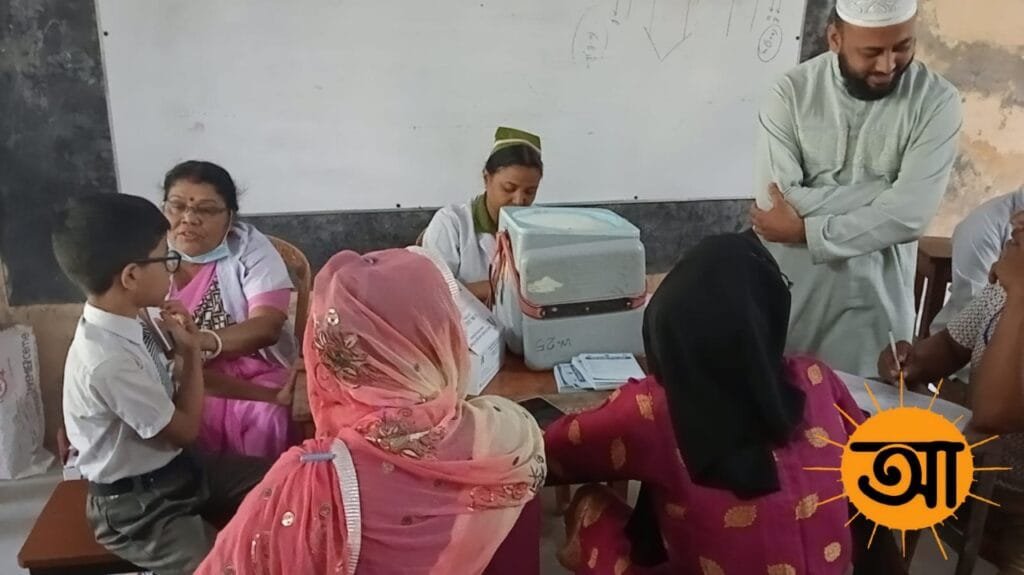 খুলনায় চলছে টাইফয়েড প্রতিরোধী টিকাদান কর্মসূচি