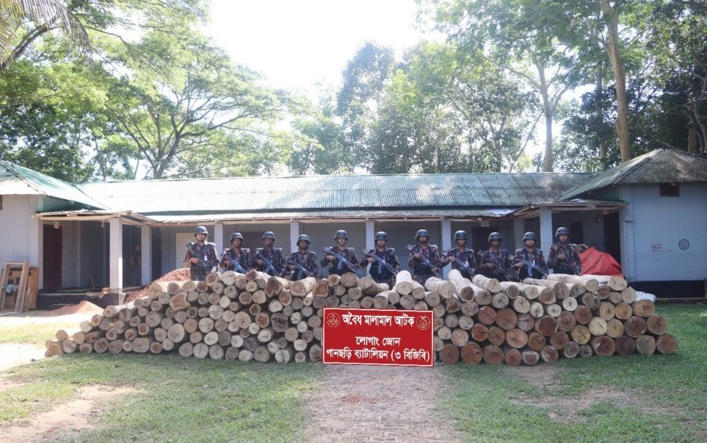 পানছড়িতে অবৈধ গোলকাঠ জব্দ করেছে ৩ বিজিবি