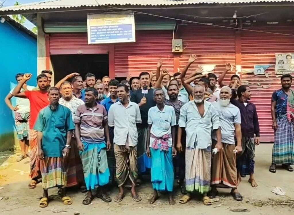 তজুমদ্দিনে পণ্য না পেয়ে টিসিবি কার্ডধারীদের বিক্ষোভ