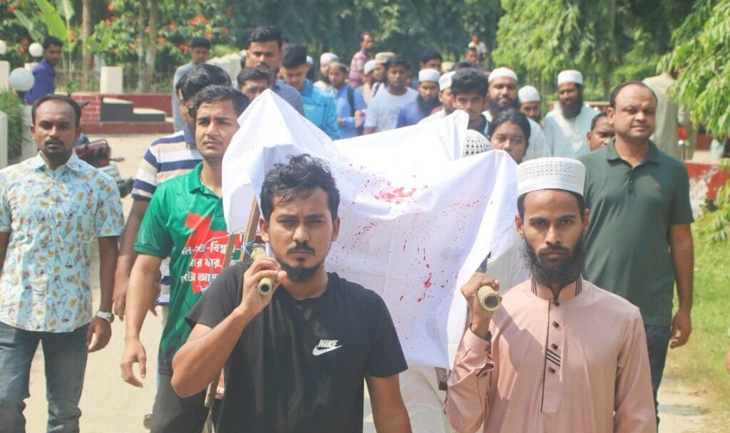 ইবিতে সাজিদ হত্যার বিচারের দাবিতে প্রতীকী লাশ মিছিল