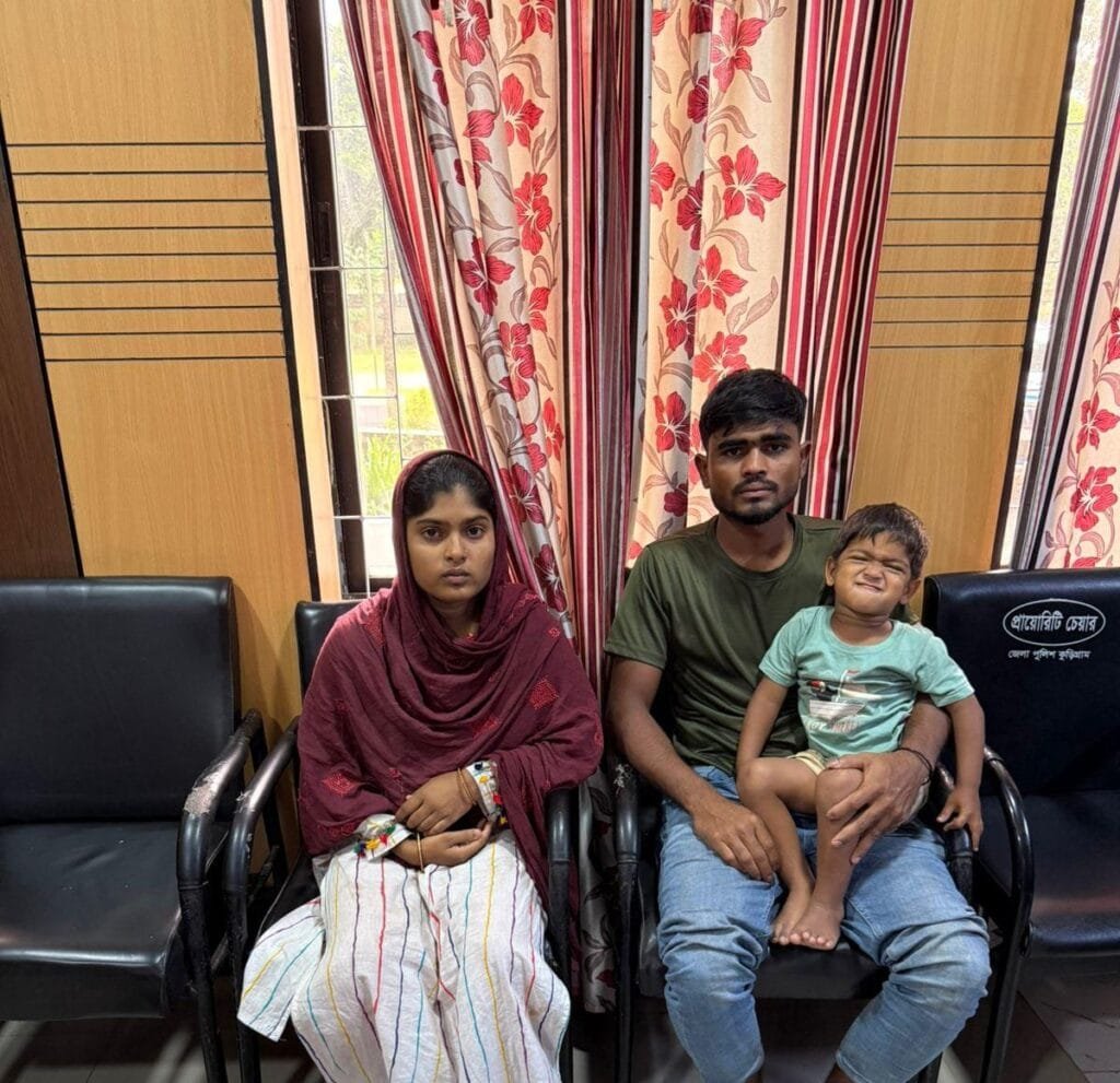 ভুরুঙ্গামারী সীমান্তে ভারত ফেরত স্বামী-স্ত্রী ও সন্তান আটক