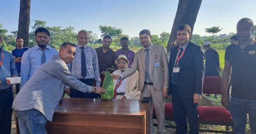 লিডিং ইউনিভার্সিটি পরিবারে সদস‍্যদের মধ‍্যে সবজি বিতরণ 