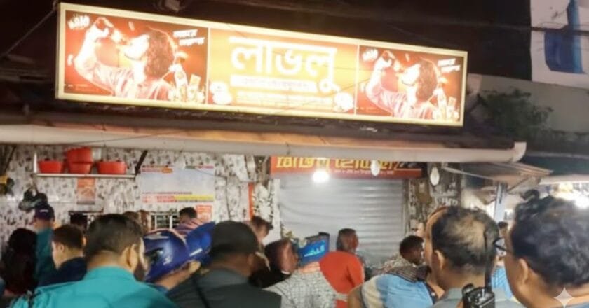 খুলনার ডাকবাংলা মোড়ে হোটেলে সন্ত্রাসী হামলা: আহত চারজন