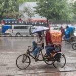 খুলনায় মধ্য কার্তিকের বৃষ্টিতে বিপর্যস্ত নগরজীবন